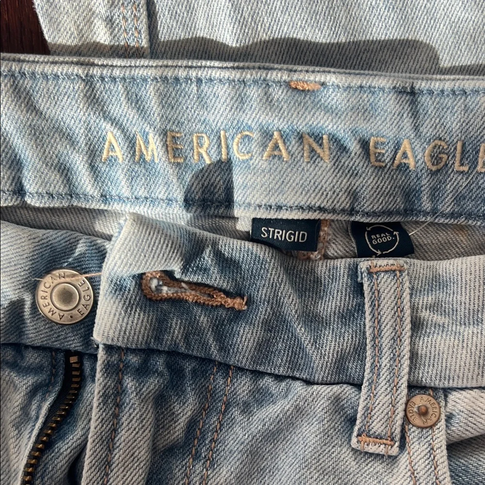 American Eagle Women’s Strigid Curvy Distressed Mom Jeans - Picture 4 of 6
